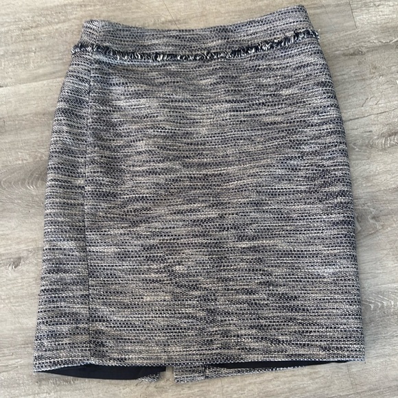 Karl Lagerfeld Dresses & Skirts - Karl Lagerfeld Blue White Tweed Marled Fringe Detail Pencil Skirt Sz 8